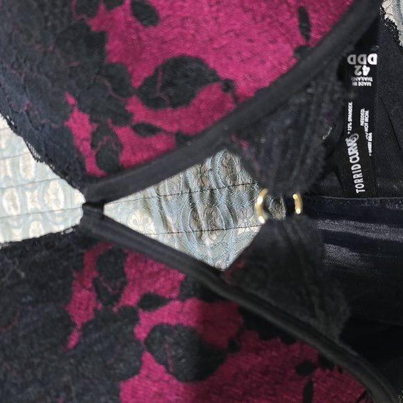 NWOT..Chic Lace Overlay Bra in Black and Purple - Picture 4 of 4